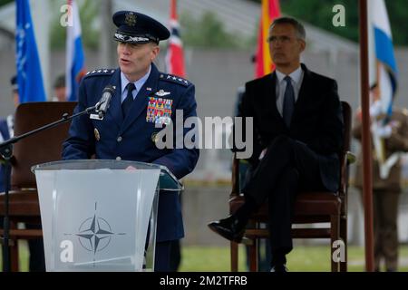 Le général AMÉRICAIN Tod D. Wolters et le Secrétaire général de l'OTAN Jens Stoltenberg photographiés lors d'une cérémonie de nomination du nouveau Commandant suprême des forces alliées en Europe (SACEUR) au SHAPE (Siège suprême des puissances alliées) à Casteau, Soignies, vendredi 03 mai 2019. BELGA PHOTO NICOLAS MATERLINCK Banque D'Images