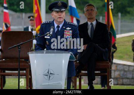 Le général AMÉRICAIN Tod D. Wolters et le Secrétaire général de l'OTAN Jens Stoltenberg photographiés lors d'une cérémonie de nomination du nouveau Commandant suprême des forces alliées en Europe (SACEUR) au SHAPE (Siège suprême des puissances alliées) à Casteau, Soignies, vendredi 03 mai 2019. BELGA PHOTO NICOLAS MATERLINCK Banque D'Images