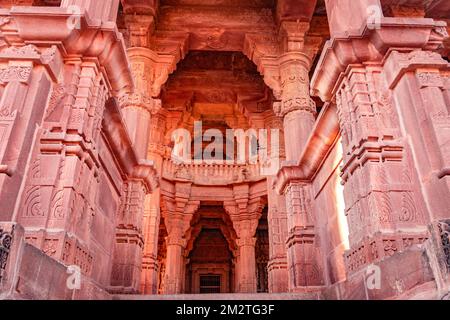 l'architecture du temple hindou antique de l'angle unique à la journée prise au jardin de mandore jodhpur rajasthan inde. Banque D'Images