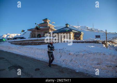 Srinagar, Inde. 12th décembre 2022. Un cachemiri marche le long de la route de Mughal près de Peer Ki Gali lors d'une froide journée d'hiver dans le quartier Shopian du sud du Cachemire. Après une chute de neige légère à modérée dans les régions vallonnées de la vallée, les températures nocturnes ont enregistré un creux dans la plupart des endroits du Cachemire, Gulmarg étant l'endroit le plus froid à des températures négatives, alors que la route Mughal a été rouverte après 4 jours et que l'autoroute Srinagar-Leh est rouverte pour la circulation à sens unique. Crédit : SOPA Images Limited/Alamy Live News Banque D'Images