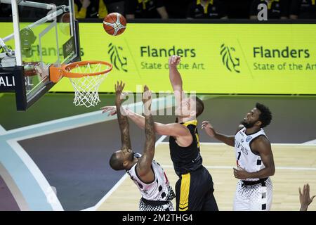 Amath m'Baye et Canarias Colton Iverson de Bologne photographié en action lors d'un match de basket-ball entre l'équipe espagnole CB 1939 Canarias Tenerife et l'italienne Virtus Pallacanestro Bologna, le dernier match des quatre finales du championnat de basket-ball de la Ligue des champions hommes, dimanche 05 mai 2019 à Anvers. BELGA PHOTO KRISTOF VAN ACCOM Banque D'Images