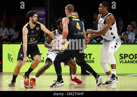 Canariass' Javier Beiran, Canarias' Colton Iverson et Yanick Moreira de Bologne photographiés en action lors d'un match de basket-ball entre l'équipe espagnole CB 1939 Canarias Tenerife et l'italienne Virtus Pallacanestro Bologna, le dernier match des 'final four' du championnat de basket-ball de la Ligue des champions hommes, dimanche 05 mai 2019 à Anvers. BELGA PHOTO DAVID PINTENS Banque D'Images