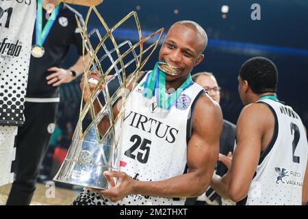 David Cournooh de Bologne photographié avec le trophée après avoir remporté un match de basket-ball entre l'équipe espagnole CB 1939 Canarias Tenerife et l'italienne Virtus Pallacanestro Bologna, le dernier match des quatre finales de la compétition de basket-ball de la Ligue des champions pour hommes, dimanche 05 mai 2019 à Anvers. BELGA PHOTO DAVID PINTENS Banque D'Images