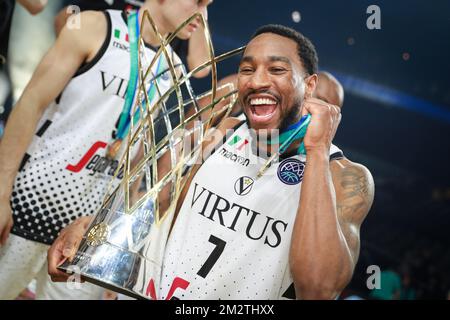 Tony Taylor de Bologne photographié avec le trophée après avoir remporté un match de basket-ball entre l'équipe espagnole CB 1939 Canarias Tenerife et l'italienne Virtus Pallacanestro Bologna, le match final des quatre finales de la compétition de basket-ball de la Ligue des champions pour hommes, dimanche 05 mai 2019 à Anvers. BELGA PHOTO DAVID PINTENS Banque D'Images