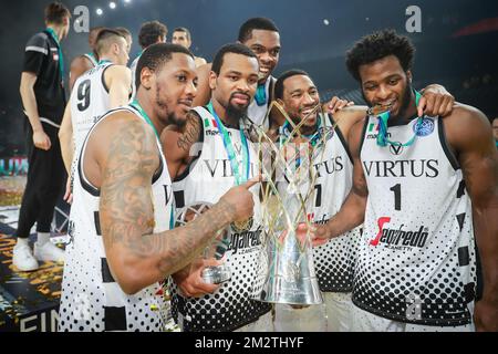 Les joueurs de Bologne photographiés avec la coupe des quatre finales après avoir remporté un match de basket-ball entre l'équipe espagnole CB 1939 Canarias Tenerife et l'italienne Virtus Pallacanestro Bologna, le match final des quatre finales de la compétition de basket-ball de la Ligue des champions hommes, dimanche 05 mai 2019 à Anvers. BELGA PHOTO DAVID PINTENS Banque D'Images