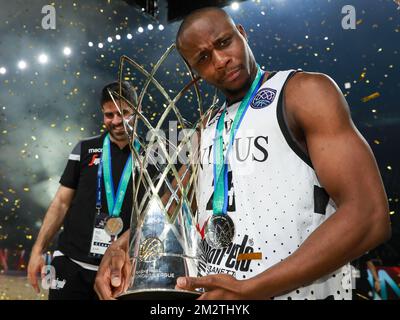 David Cournooh de Bologne photographié avec le trophée après avoir remporté un match de basket-ball entre l'équipe espagnole CB 1939 Canarias Tenerife et l'italienne Virtus Pallacanestro Bologna, le dernier match des quatre finales de la compétition de basket-ball de la Ligue des champions pour hommes, dimanche 05 mai 2019 à Anvers. BELGA PHOTO DAVID PINTENS Banque D'Images