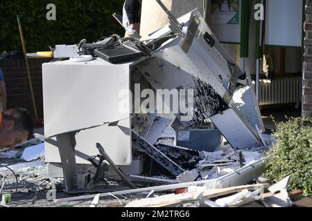 L'illustration montre la scène d'une tentative de vol avec des engins explosifs à la banque Argentine de Gruitrode, le jeudi 16 mai 2019. BELGA PHOTO YORICK JANSENS Banque D'Images