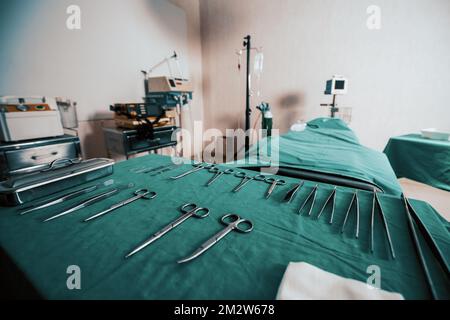 Salle d'opération stérile dans les ensembles d'affichage de l'hôpital des équipements chirurgicaux médicaux disposés sur la table. Salle de chirurgie avec arrière-plan des outils chirurgicaux Banque D'Images