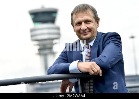 Johan Decuyper, PDG de Skeyes, pose au photographe lors d'une conférence de presse pour présenter le rapport sur 2018 ans de l'organisation belge de contrôle du trafic aérien Skeyes, mercredi 05 juin 2019 à Steenokkerzeel. BELGA PHOTO DIRK WAEM Banque D'Images