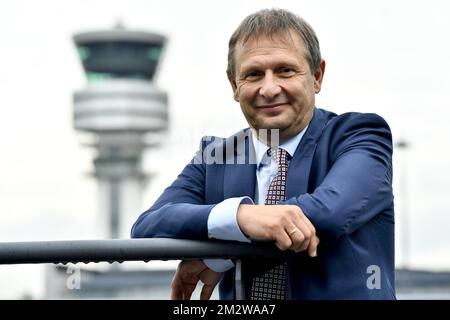 Johan Decuyper, PDG de Skeyes, pose au photographe lors d'une conférence de presse pour présenter le rapport sur 2018 ans de l'organisation belge de contrôle du trafic aérien Skeyes, mercredi 05 juin 2019 à Steenokkerzeel. BELGA PHOTO DIRK WAEM Banque D'Images