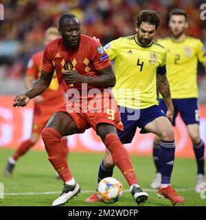 Romelu Lukaku en Belgique et Charlie Mulgrew en Écosse se battent pour le ballon lors d'un match de football entre l'équipe nationale belge les Red Devils et l'Écosse, le mardi 11 juin 2019 à Bruxelles, un match de qualification de l'UEFA Euro 2020. BELGA PHOTO YORICK JANSENS Banque D'Images