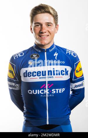 Belge Remco Evenepoel de Deceuninck - Quick-Step pose pour le photographe lors de la présentation de l'équipe avant la course cycliste Baloise Belgium Tour, mardi 11 juin 2019, à Sint-Niklaas. BELGA PHOTO JASPER JACOBS Banque D'Images