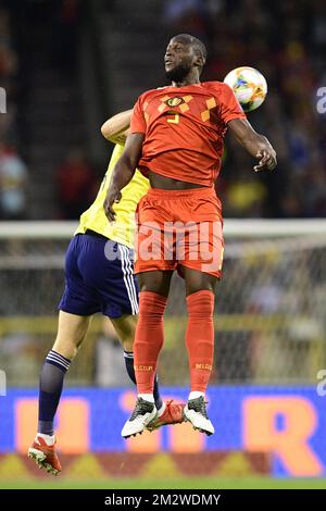 Charlie Mulgrew en Écosse et Romelu Lukaku en Belgique se battent pour le ballon lors d'un match de football entre l'équipe nationale belge les Red Devils et l'Écosse, le mardi 11 juin 2019 à Bruxelles, un match de qualification de l'UEFA Euro 2020. BELGA PHOTO YORICK JANSENS Banque D'Images