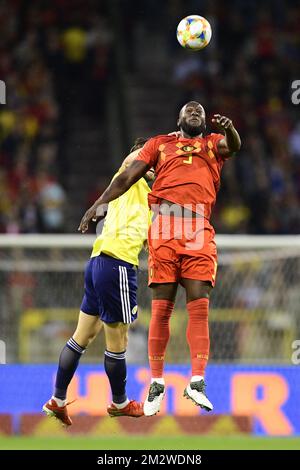 Charlie Mulgrew en Écosse et Romelu Lukaku en Belgique se battent pour le ballon lors d'un match de football entre l'équipe nationale belge les Red Devils et l'Écosse, le mardi 11 juin 2019 à Bruxelles, un match de qualification de l'UEFA Euro 2020. BELGA PHOTO YORICK JANSENS Banque D'Images