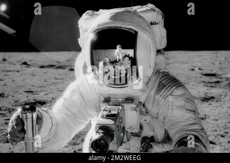 L'astronaute Alan L. Bean tient le conteneur avec du sol lunaire. Charles Conrad Jr., commandant d’Apollo 12 est dans la réflexion de visière de casque de Bean. (Photo : NASA) Banque D'Images