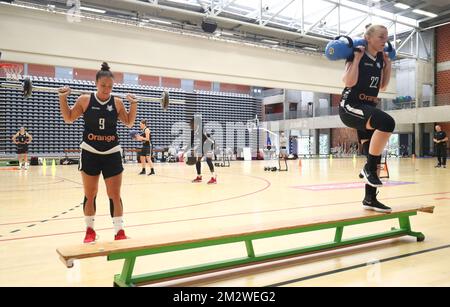 Cats belges Marjorie Carpreaux et Cats belges Hanne Mestdagh photographiés lors d'une journée médiatique de l'équipe nationale belge de basket-ball 'les Cats Belges' avant les championnats européens Eurobasket 2019, mercredi 12 juin 2019, à Kortrijk. BELGA PHOTO VIRGINIE LEFOUR Banque D'Images