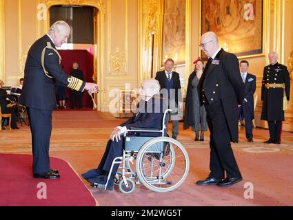 Sir John Boorman, directeur de film, d'Albury Heath, est titulaire d'un baccalauréat en chevalier du roi Charles III au château de Windsor. Le prix était pour les services au cinéma. Date de la photo: Mercredi 14 décembre 2022. Banque D'Images