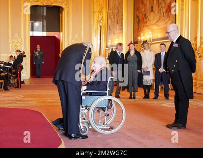 Sir John Boorman, directeur de film, d'Albury Heath, est titulaire d'un baccalauréat en chevalier du roi Charles III au château de Windsor. Le prix était pour les services au cinéma. Date de la photo: Mercredi 14 décembre 2022. Banque D'Images