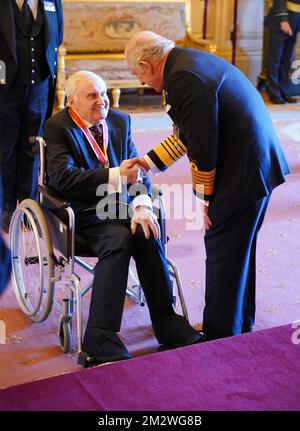 Sir John Boorman, directeur de film, d'Albury Heath, est titulaire d'un baccalauréat en chevalier du roi Charles III au château de Windsor. Le prix était pour les services au cinéma. Date de la photo: Mercredi 14 décembre 2022. Banque D'Images