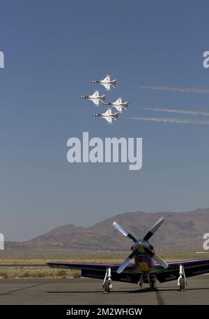 L'équipe d'exposition USAF Thunderbird lors des courses de Reno Air 2008 45th à l'aéroport de Stead Reno Nevada USA Banque D'Images