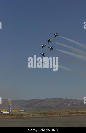 L'équipe d'exposition USAF Thunderbird lors des courses de Reno Air 2008 45th à l'aéroport de Stead Reno Nevada USA Banque D'Images