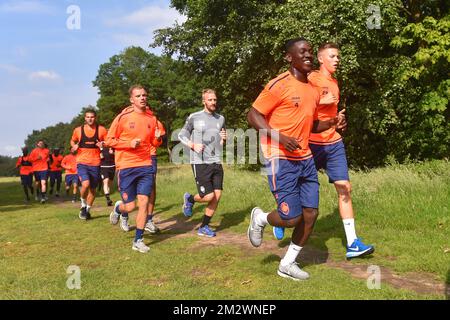 Daniel Opare d'Anvers, Yehor Nazaryna d'Anvers, Geoffry Hairemans d'Anvers et Wim de Decker, entraîneur adjoint d'Anvers, photographiés lors d'une session de formation de l'équipe belge de football Royal Antwerp FC, jeudi 20 juin 2019 à Anvers, en préparation de la prochaine saison de la Jupiler Pro League 2019-2020. BELGA PHOTO LUC CLAESSEN Banque D'Images