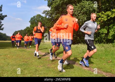 Geoffry Hairemans d'Anvers et Wim de Decker, entraîneur adjoint d'Anvers, photographiés lors d'une session d'entraînement de l'équipe belge de football Royal Antwerp FC, jeudi 20 juin 2019 à Anvers, en préparation de la prochaine saison de la Jupiler Pro League 2019-2020. BELGA PHOTO LUC CLAESSEN Banque D'Images