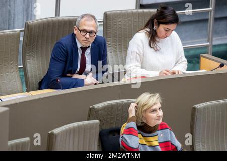 Le ministre flamand des Finances, du Budget et du logement Matthias Diependaele, le ministre flamand de l'Environnement, de l'Energie, du Tourisme et de la Justice Zuhal Demir et le ministre flamand de la protection sociale Hilde Crevits photographiés lors du débat sur le budget 2023, lors d'une session plénière du Parlement flamand à Bruxelles, le mercredi 14 décembre 2022. BELGA PHOTO NICOLAS MATERLINCK Banque D'Images