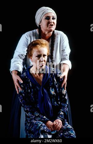 Josephine Barstow (Katerina Ismailova), Maria Moll (Aksinya) dans LADY MACBETH DE MTSENSK à l'Opéra national anglais (ENO), London Coliseum, Londres WC2 06/06/1991 musique: Dmitri Shostakovich libretto: Alexander preys & Shri Shostakovich chef d'orchestre: Mark Elder design: Steinny Pountfanis Directeur de l'éclairage: David Pountsaney: Paul Pountsanidog: Paul Pountto Banque D'Images