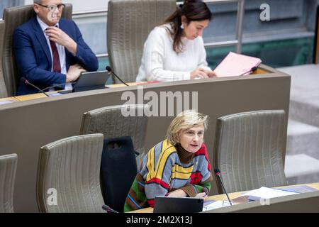 Le ministre flamand des Finances, du Budget et du logement Matthias Diependaele, le ministre flamand de l'Environnement, de l'Energie, du Tourisme et de la Justice Zuhal Demir et le ministre flamand de la protection sociale Hilde Crevits photographiés lors du débat sur le budget 2023, lors d'une session plénière du Parlement flamand à Bruxelles, le mercredi 14 décembre 2022. BELGA PHOTO NICOLAS MATERLINCK Banque D'Images