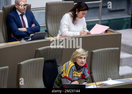 Le ministre flamand des Finances, du Budget et du logement Matthias Diependaele, le ministre flamand de l'Environnement, de l'Energie, du Tourisme et de la Justice Zuhal Demir et le ministre flamand de la protection sociale Hilde Crevits photographiés lors du débat sur le budget 2023, lors d'une session plénière du Parlement flamand à Bruxelles, le mercredi 14 décembre 2022. BELGA PHOTO NICOLAS MATERLINCK Banque D'Images