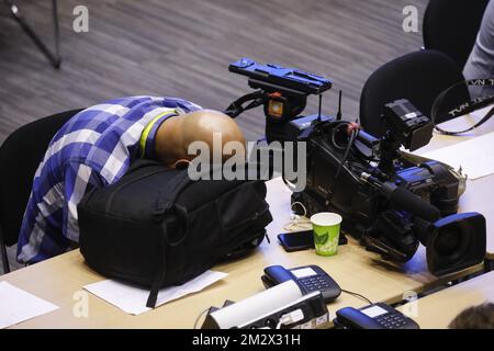 L'illustration montre des journalistes dormant pendant une nuit de négociation lors de la réunion au sommet de l'UE, le lundi 01 juillet 2019, au siège de l'Union européenne à Bruxelles. BELGA PHOTO THIERRY ROGE Banque D'Images