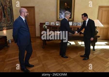 Le Premier ministre belge Charles Michel, le roi Philippe - Filip de Belgique et Wouter Beke de CD&V photographiés lors de la cérémonie de serment de Beke au poste de nouveau ministre de l'emploi, de l'économie, de la consommation et de l'égalité des chances au gouvernement fédéral, mardi 02 juillet 2019, à Bruxelles. Beke succède à Peeters qui a été élu membre du Parlement européen aux élections européennes de 26 mai. BELGA PHOTO ERIC LALMAND Banque D'Images