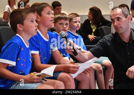 L'illustration montre des enfants posant des questions lors d'une conférence de presse avant l'édition 106th de la course cycliste Tour de France, à Bruxelles, Belgique, le mercredi 03 juillet 2019. Le Tour de France de cette année commence à Bruxelles et se déroule de 6 juillet à 28 juillet. BELGA PHOTO DAVID STOCKMAN Banque D'Images