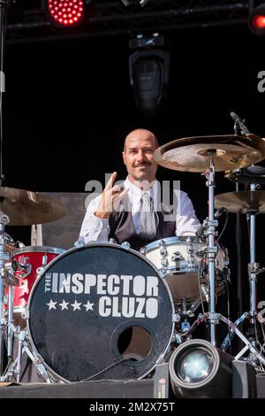 Le batteur du groupe de rock inspecteur Cluzo faisant un signe de complicité de main Banque D'Images