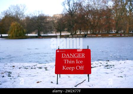 Signe d'avertissement de la glace mince au bord du lac dans le parc St James's, Londres. De la neige et de la glace ont balayé certaines parties du Royaume-Uni, et les conditions hivernales doivent se poursuivre pendant des jours. Date de la photo: Mercredi 14 décembre 2022. Banque D'Images