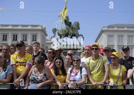 Les spectateurs attendent le début de la première étape de l'édition 106th de la course cycliste Tour de France, 194,5km de et vers Bruxelles, Belgique, samedi 06 juillet 2019. Le Tour de France de cette année commence à Bruxelles et se déroule de 6 juillet à 28 juillet. BELGA PHOTO YORICK JANSENS Banque D'Images