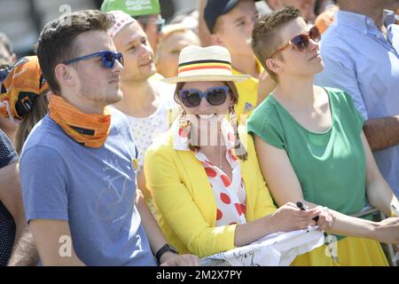 Les spectateurs attendent le début de la première étape de l'édition 106th de la course cycliste Tour de France, 194,5km de et vers Bruxelles, Belgique, samedi 06 juillet 2019. Le Tour de France de cette année commence à Bruxelles et se déroule de 6 juillet à 28 juillet. BELGA PHOTO YORICK JANSENS Banque D'Images