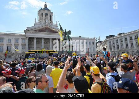 Les spectateurs attendent le début de la première étape de l'édition 106th de la course cycliste Tour de France, 194,5km de et vers Bruxelles, Belgique, samedi 06 juillet 2019. Le Tour de France de cette année commence à Bruxelles et se déroule de 6 juillet à 28 juillet. BELGA PHOTO DAVID STOCKMAN Banque D'Images