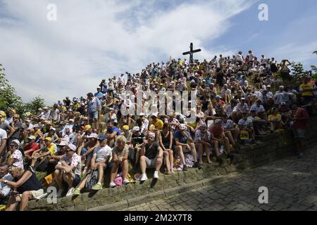 Spectateurs photographiés à la première étape de l'édition 106th de la course cycliste Tour de France, 194,5km de et à Bruxelles, Belgique, samedi 06 juillet 2019. Le Tour de France de cette année commence à Bruxelles et se déroule de 6 juillet à 28 juillet. BELGA PHOTO YORICK JANSENS Banque D'Images