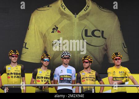 Belge Wout Van Aert de Team Jumbo-Visma portant le maillot blanc du meilleur jeune pilote et néerlandais Mike Teunissen de Team Jumbo-Visma portant le maillot jaune du leader dans le classement général (R) vu avant la troisième étape de l'édition 106th de la course cycliste Tour de France, A 215 km de Binche en Belgique à Epernay en France, lundi 08 juillet 2019. Le Tour de France de cette année commence à Bruxelles et se déroule de 6 juillet à 28 juillet. BELGA PHOTO DAVID STOCKMAN Banque D'Images