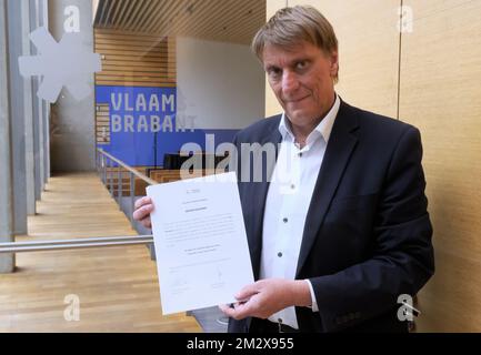 Le nouveau maire de Linkebeek, Yves Ghequiere, pose pour le photographe lors de la cérémonie de serment des deux nouveaux maires de Wezembeek-Oppem et de Linkebeek devant le gouverneur de la province du Brabant flamand, après une arrestation par un conseil d'État, à Louvain, le lundi 08 juillet 2019. BELGA PHOTO ERIC LALMAND Banque D'Images