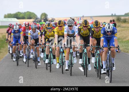 Néerlandais Mike Teunissen de l'équipe Jumbo-Visma portant le maillot jaune du leader dans le classement général, Wout belge Van Aert de Team Jumbo-Visma portant le maillot blanc du meilleur jeune pilote et Laurens de plus belge de Team Jumbo-Visma et d'autres photographiés en action pendant la deuxième étape de l'édition 106th de la course cycliste Tour de France, un essai de 27,6km heures d'équipe à Bruxelles, Belgique, dimanche 07 juillet 2019. Le Tour de France de cette année commence à Bruxelles et se déroule de 6 juillet à 28 juillet. BELGA PHOTO DAVID STOCKMAN Banque D'Images