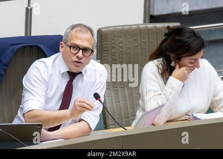 Le ministre flamand des Finances, du Budget et du logement Matthias Diependaele et le ministre flamand de l'Environnement, de l'énergie, du Tourisme et de la Justice Zuhal Demir, représentés au cours du débat sur le budget 2023, lors d'une session plénière du Parlement flamand à Bruxelles, le mercredi 14 décembre 2022. BELGA PHOTO NICOLAS MATERLINCK Banque D'Images