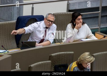 Le ministre flamand des Finances, du Budget et du logement Matthias Diependaele, le ministre flamand de l'Environnement, de l'Energie, du Tourisme et de la Justice Zuhal Demir et le ministre flamand de la protection sociale Hilde Crevits photographiés lors du débat sur le budget 2023, lors d'une session plénière du Parlement flamand à Bruxelles, le mercredi 14 décembre 2022. BELGA PHOTO NICOLAS MATERLINCK Banque D'Images