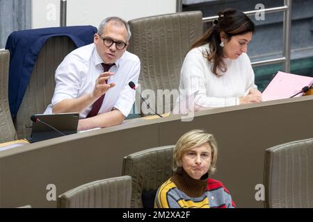 Le ministre flamand des Finances, du Budget et du logement Matthias Diependaele, le ministre flamand de l'Environnement, de l'Energie, du Tourisme et de la Justice Zuhal Demir et le ministre flamand de la protection sociale Hilde Crevits photographiés lors du débat sur le budget 2023, lors d'une session plénière du Parlement flamand à Bruxelles, le mercredi 14 décembre 2022. BELGA PHOTO NICOLAS MATERLINCK Banque D'Images