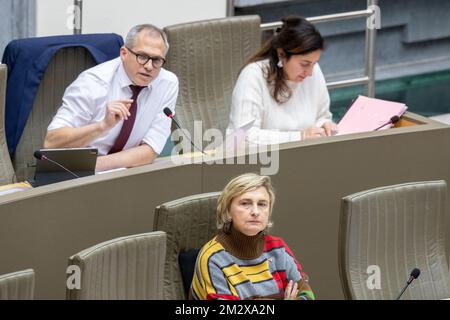 Le ministre flamand des Finances, du Budget et du logement Matthias Diependaele, le ministre flamand de l'Environnement, de l'Energie, du Tourisme et de la Justice Zuhal Demir et le ministre flamand de la protection sociale Hilde Crevits photographiés lors du débat sur le budget 2023, lors d'une session plénière du Parlement flamand à Bruxelles, le mercredi 14 décembre 2022. BELGA PHOTO NICOLAS MATERLINCK Banque D'Images