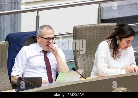 Le ministre flamand des Finances, du Budget et du logement Matthias Diependaele et le ministre flamand de l'Environnement, de l'énergie, du Tourisme et de la Justice Zuhal Demir, représentés au cours du débat sur le budget 2023, lors d'une session plénière du Parlement flamand à Bruxelles, le mercredi 14 décembre 2022. BELGA PHOTO NICOLAS MATERLINCK Banque D'Images