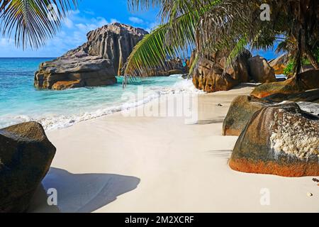 Plage de rêve Anse Patatas, île de la Digue, Seychelles Banque D'Images