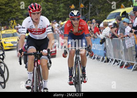 Giulio Ciccone italien de Trek-Segafredo et Dylan Teuns belge de Bahreïn-Merida photographié en action pendant la sixième étape de l'édition 106th de la course cycliste Tour de France, de Mulhouse - la Planche des belles filles (160,5 km), jeudi 11 juillet 2019 en France. Le Tour de France de cette année commence à Bruxelles et se déroule de 6 juillet à 28 juillet. BELGA PHOTO YUZURU SUNADA FRANCE OUT Banque D'Images